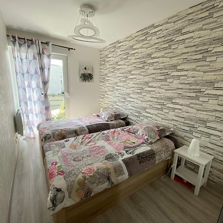 Апартаменти Victoria-T2-41M2-Balcon, Wifi, Linge, Produits, Menage Inclus Реймс Екстер'єр фото